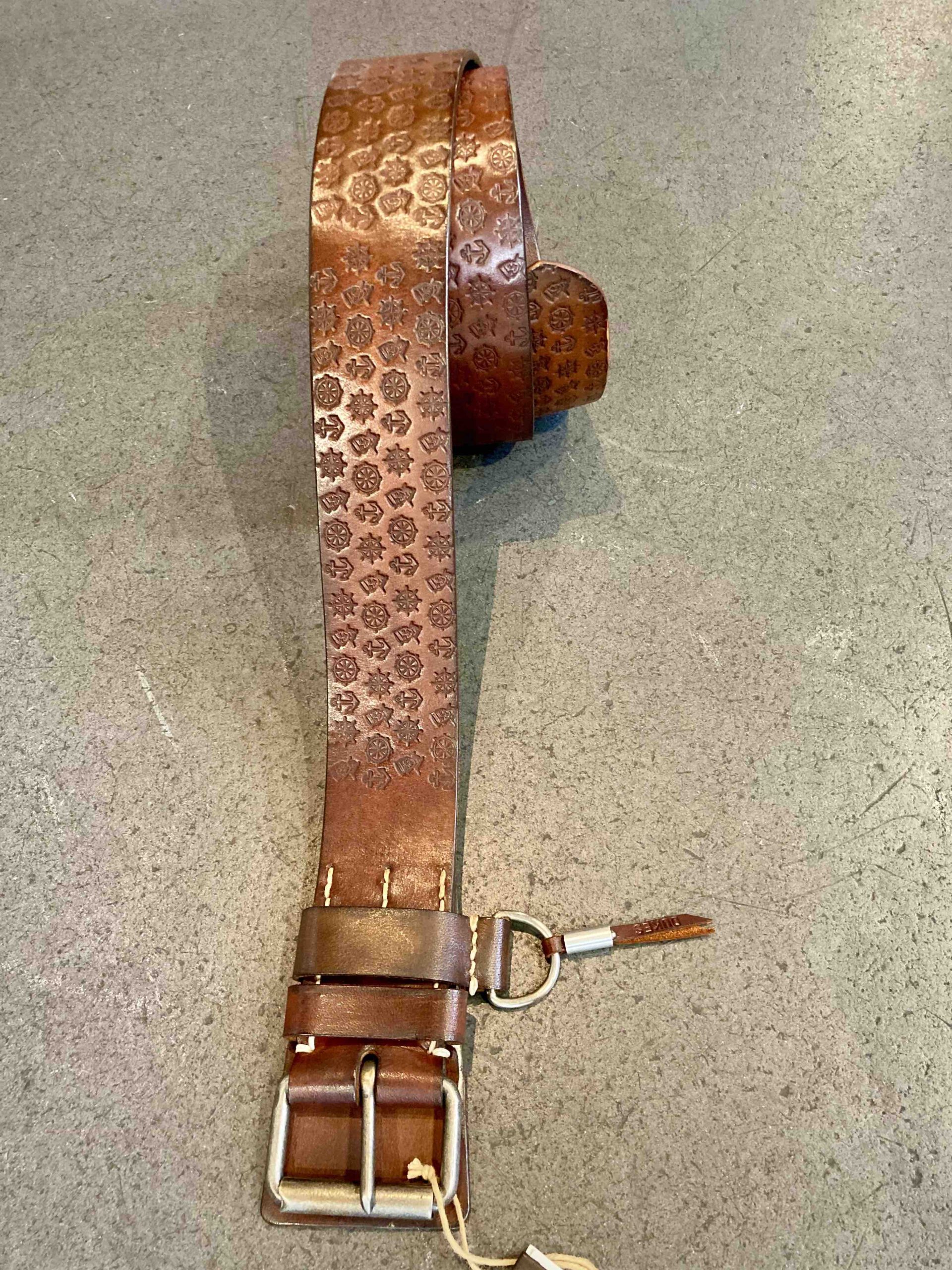 Dukes Finest Artisan „All Over Navy“ Belt, geprägter Ledergürtel,  handgefertigt – Gross real wear